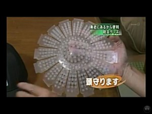 スミキャップは円形のシートで、どんな帽子にもフィットして頭を保護してくれます。その秘密は、特殊な樹脂でてきた突起にあります。