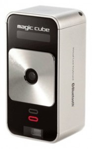 机の上に映し出せるレーザー投影式キーボード「Magic Cube」 机の上に映し出せるレーザー投影式キーボード「Magic Cube」