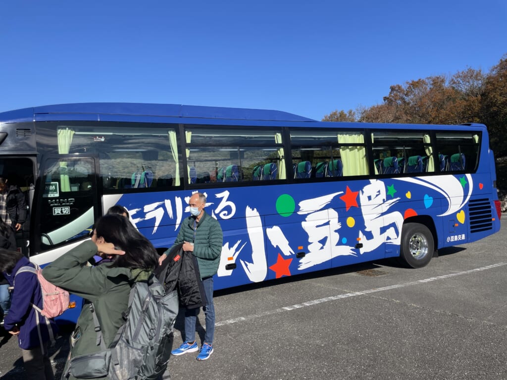島巡りバスの外観