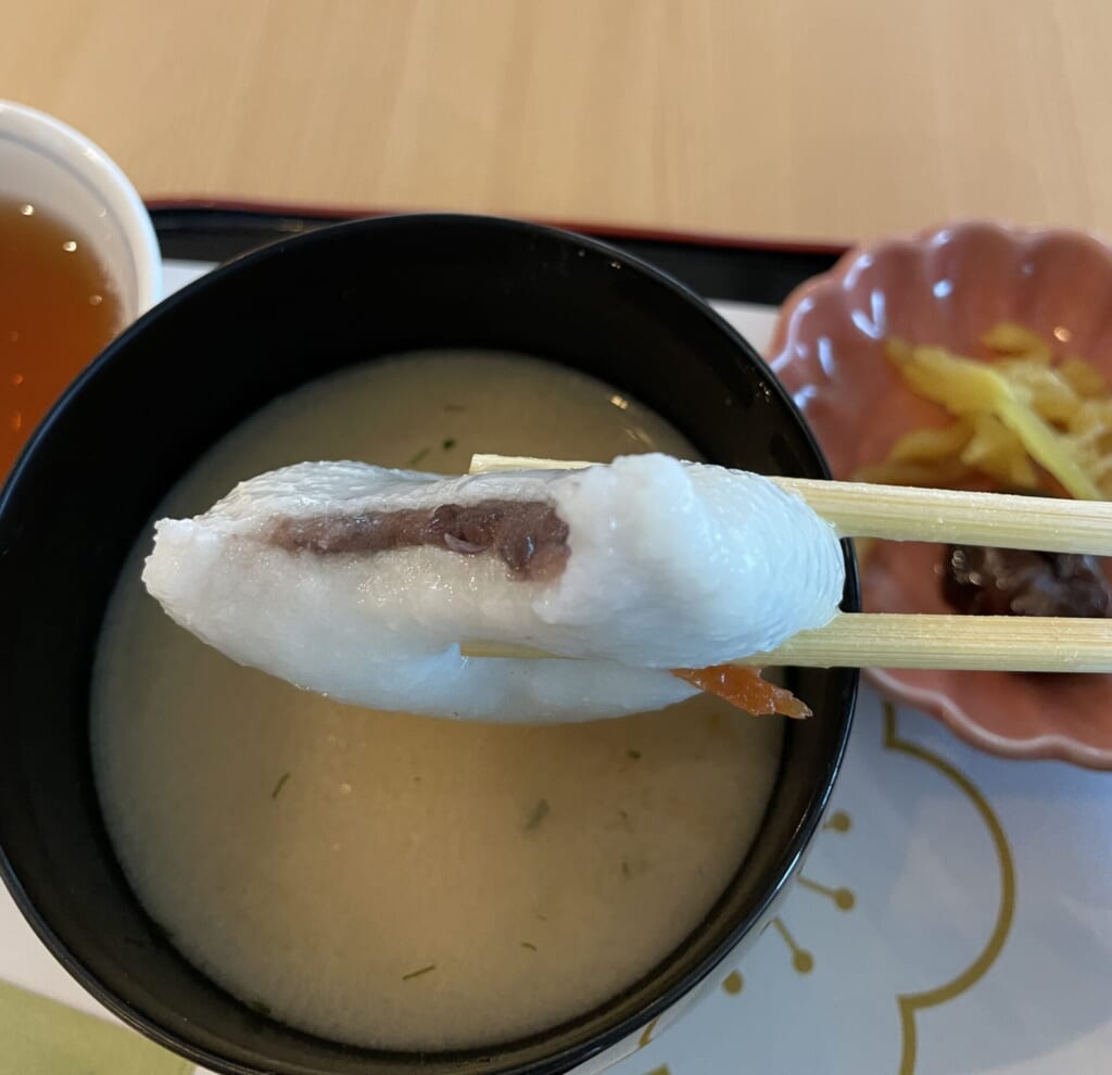 香川名物の白味噌あんもち雑煮